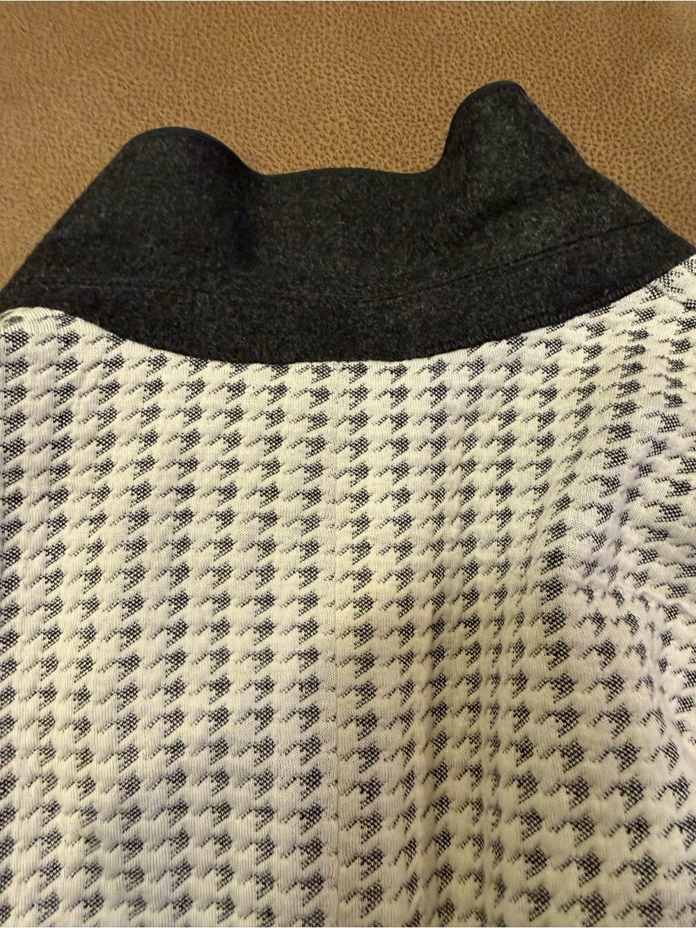 Beautiful NWT Ann Taylor Cream and Gray Houndstooth Blazer Sz 10P - Picture 3 of 4